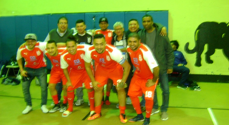 Jugadores, dirigentes y fieles seguidores del F.D.R. United, equipo representativo de la Brooklyn Champions Soccer League que aspira seriamente al título en Inter-Ligas organizado por la U.L.L.. Con ellos aparecen Washington Diaz, presidente de la BCHSL y Gerson Valenzuela. (Foto: Buki Chapin)