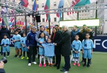Masiva participación 24 H de fútbol organizado por el NYCFC Vista panorámica previa a la apertura del maratónico torneo 24 horas de fútbol 5x5. Entre ellos, Patrick Vieira (extremo izquiedo) y "El Guaje" David Villa (entremo derecho). Al frente, Claudio Reyna, director deportivo del NYCFC y Jon Patricof, presidente Club recibiendo una camiseta, entre otros. (Foto: Isamar Cortes)