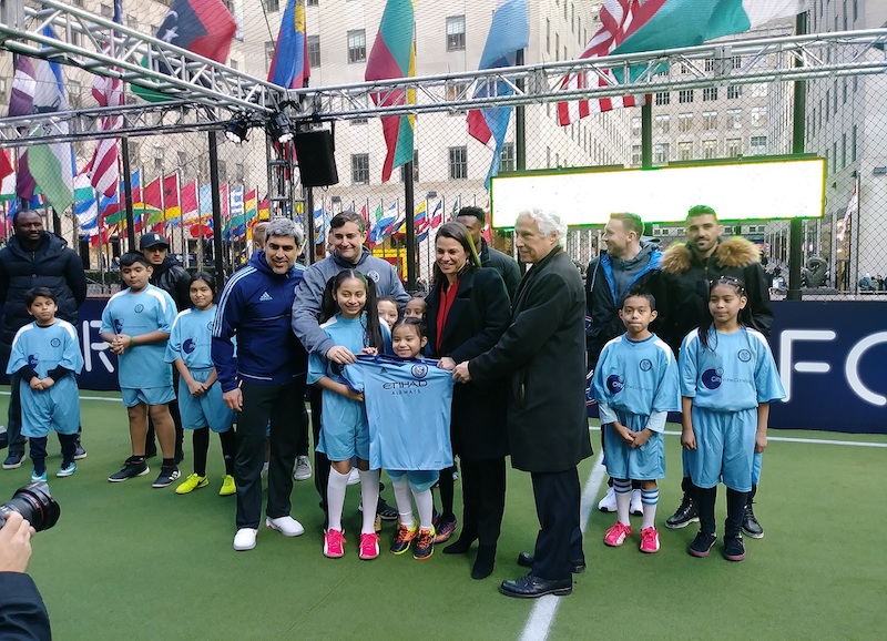 Vista panor&aacute;mica previa a la apertura del marat&oacute;nico torneo 24 horas de f&uacute;tbol 5x5. Entre ellos, Patrick Vieira (extremo izquiedo) y "El Guaje" David Villa (entremo derecho). Al frente, Claudio Reyna, director deportivo del NYCFC y Jon Patricof, presidente&nbsp;Club recibiendo una camiseta, entre otros. (Foto: Isamar Cortes)