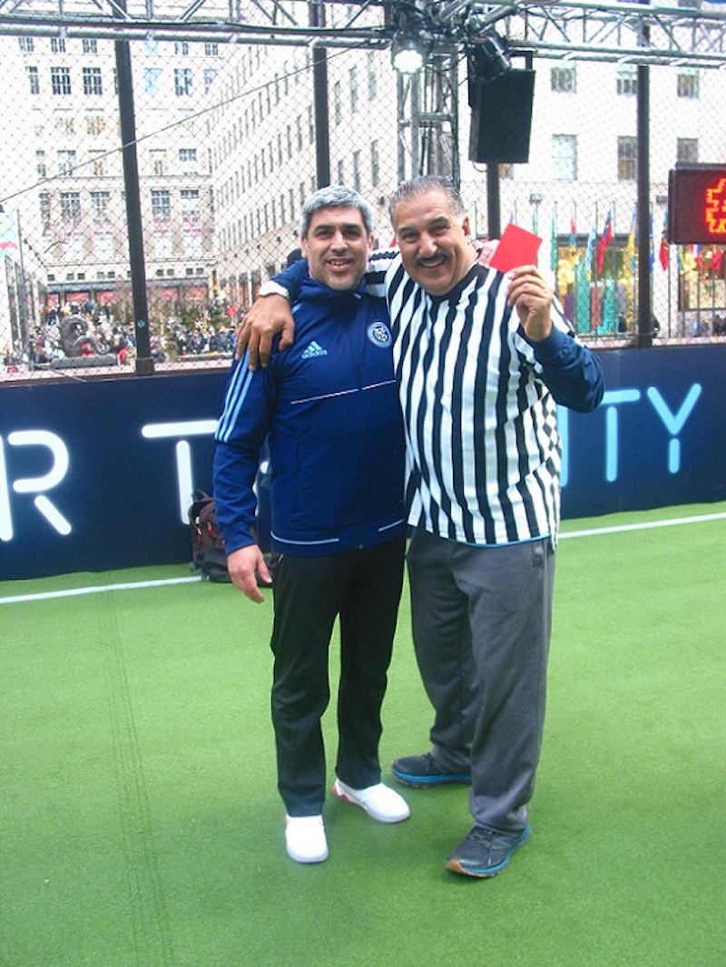 Una foto para el recuerdo,&nbsp; Claudio Reyna y Fernando Fiori, compartiendo en la cancha instalada en la Plaza Rockefeller Center, minutos previos al inicio del torneo. (Foto: Buki Chapin).