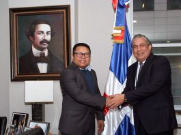 El cónsul Carlos Castillo, a la derecha, y el director general de Pasaportes, Ramón Rodríguez, se saludan antes de iniciar la reunión para tratar asuntos relacionados con las funciones de ambos organismos.