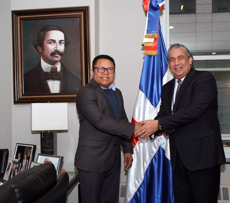 El c&oacute;nsul Carlos Castillo, a la derecha, y el director general de Pasaportes, Ram&oacute;n Rodr&iacute;guez, se saludan antes de iniciar la reuni&oacute;n para tratar asuntos relacionados con las funciones de ambos organismos.