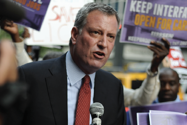El Alcalde Bill de Blasio, quien mantiene una agenda visitando diferentes partes del pa&iacute;s ha defendido a Shola Otaloye indicando que es beneficios para NUCHA en otros aspectos y que ella repiti&oacute; la informaci&oacute;n que su staff le proporcion&oacute; sobre los informes falsos.
