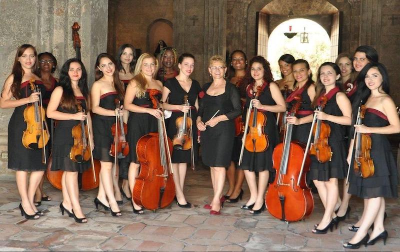 Camerata Romeu con su directora Zenaida Romeu en el centro