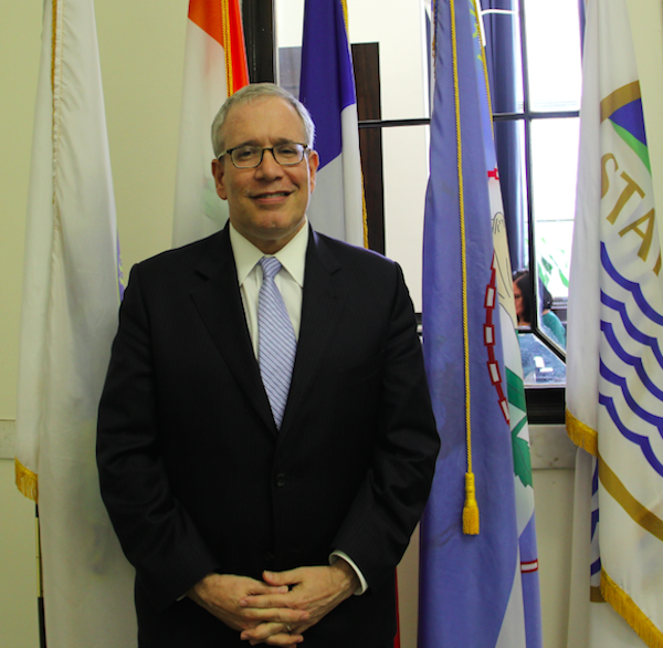 Por su parte el Contralor Scott Stringer, quien se mantiene investigando y auditando a las agencias de la ciudad, en un informe en febrero devel&oacute; que m&aacute;s de mil propiedades del gobierno de la ciudad se encuentran desocupadas, algunas por m&aacute;s de cincuenta a&ntilde;os, mientras miles de viviendas accesibles pueden ser construidas ah&iacute; para aliviar la crisis de vivienda.