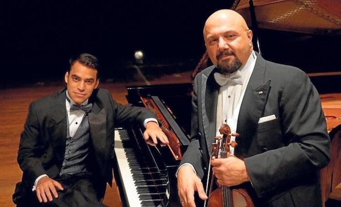Juan Carlos Escudero, pianísta y Jorge Saade violinísta, ambos artistas ecuatorianos galalardonados con el Premio ACE 2018