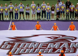 El Abierto de tenis de Miami homenajeó este sábado a las víctimas y supervivientes de la matanza perpetrada el pasado 14 de febrero en la escuela secundaria Marjory Stoneman Douglas