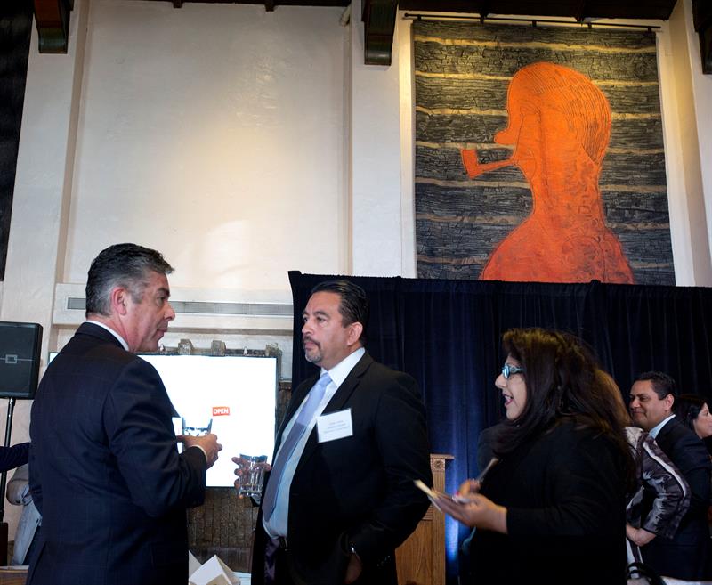 Propietarios de empresas y miembros de la comunidad latina se reúnen para un almuerzo de negocios hoy, martes 6 de marzo de 2018, organizado por el Bank of America, en Los Ángeles, California (EE.UU.). Los empresarios hispanos muestran un mayor optimismo y confianza que quienes no lo son respecto a la evolución de sus empresas y acerca de la coyuntura económica en Estados Unidos, según un informe presentado hoy por Bank of America en Los Ángeles. EFE/Armando Arorizo