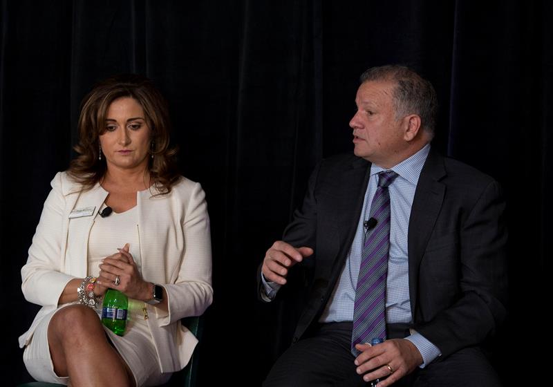 . Elizabeth Romero (i), ejecutiva de la División de Pequeñas Empresas del Bank of America, y Raúl Porto (d), presidente y propietario de Porto's Bakery Inc., participan durante un almuerzo de negocios con propietarios de empresas y miembros de la comunidad latina hoy, martes 6 de marzo de 2018, organizado por el Bank of America, en Los Ángeles, California (EE.UU.). Los empresarios hispanos muestran un mayor optimismo y confianza que quienes no lo son respecto a la evolución de sus empresas y acerca de la coyuntura económica en Estados Unidos, según un informe presentado hoy por Bank of America en Los Ángeles. EFE/Armando Arorizo