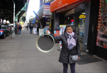 Latinos en Roosevelt Ave.