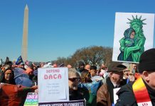 personas se manifiestan para criticar que el presidente Donald Trump y el Congreso no hayan encontrado una solución para regularizar la situación de casi 700.000 jóvenes indocumentados, conocidos como "soñadores"