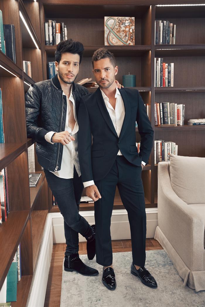 Fotograf&iacute;a promocional cedida donde aparece el cantante espa&ntilde;ol David Bisbal (d) y el colombiano Sebasti&aacute;n Yatra (i) que colaboran juntos en una nueva canci&oacute;n.