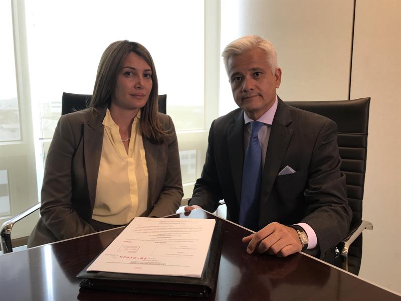 Los abogados de la compositora cubana Mimi Korman, Fernando Bobadilla (d) y Marcella Roukas (i)