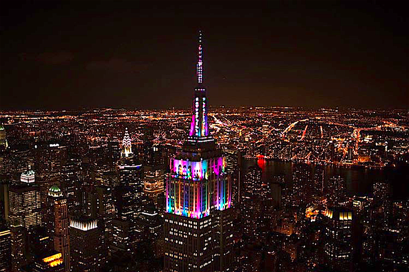Incluso el mundialmente famoso Empire State Building se viste con los tradicionales colores de pascua para dar la bienvenida oficial a la primavera neoyorquina.