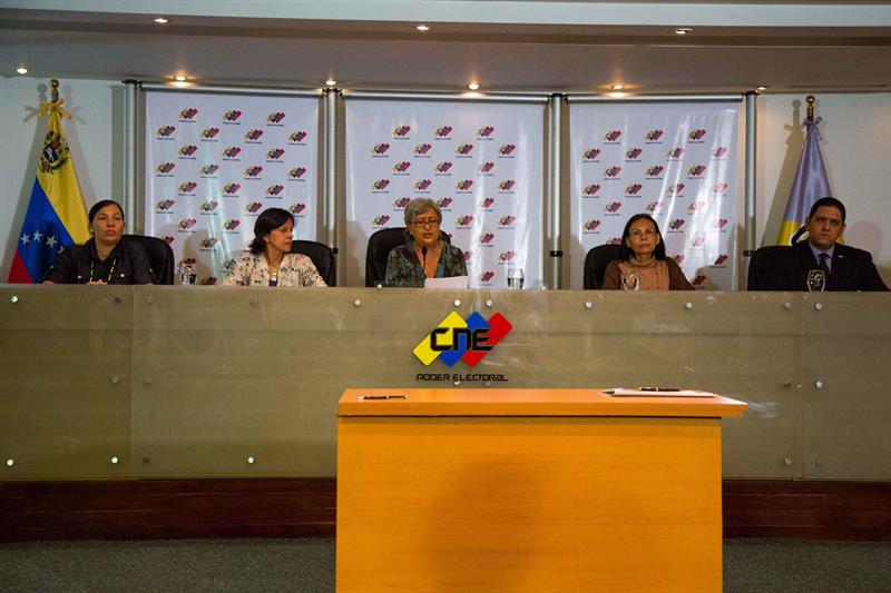 La presidenta del Consejo Nacional Electoral (CNE), Tibisay Lucena (c), junto a los rectores Luis Emilio Rond&oacute;n (d), Socorro Hern&aacute;ndez (2-d), Sandra Oblitas (2-i) y Tania D'Amelio (i),