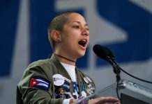 Defienden a la alumna Emma González que usó bandera cubana en marcha Emma Gonzalez, una sobreviviente del tiroteo en la escuela en Marjory Stoneman Douglas High School, habla en el March For Our Lives en Washington, DC,