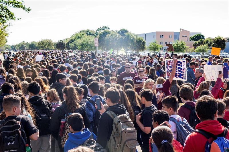 Estudiantes del instituto Stoneman Douglas High School participan en el paro realizado a nivel nacional para protestar contra la violencia por armas de fuego, en Parkland, Florida