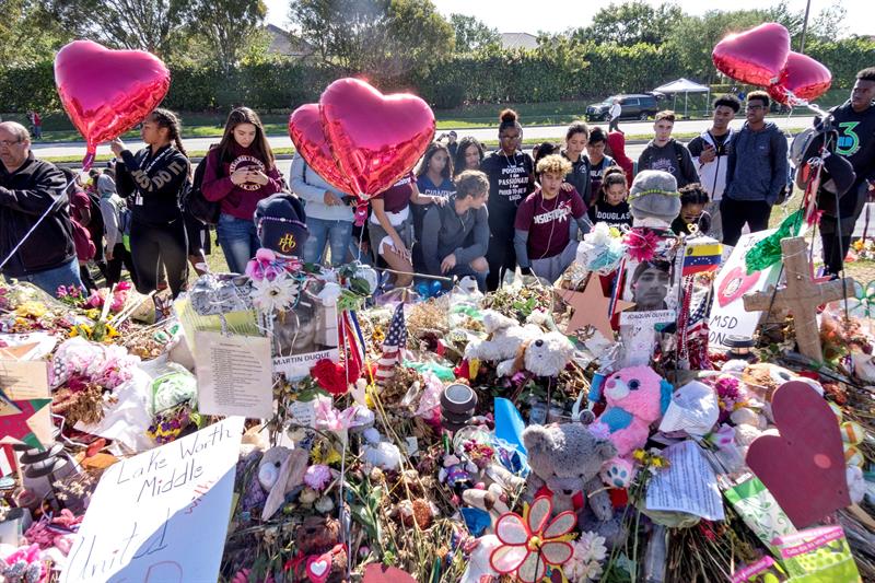 Estudiantes del instituto Stoneman Douglas High School participan en el paro realizado a nivel nacional para protestar contra la violencia por armas de fuego, en Parkland, Florida