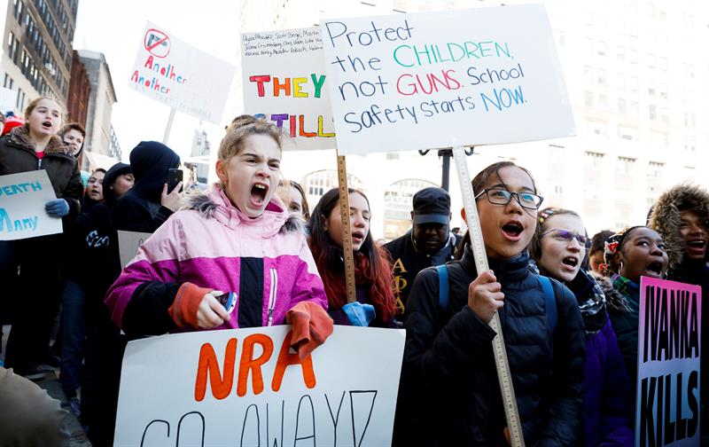 Estudiantes participan en el paro realizado a nivel nacional para protestar contra la violencia por armas de fuego, en Nueva York, hoy, 14 de marzo de 2018. 