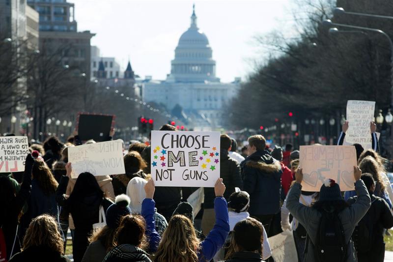  Estudiantes participan en una marcha desde la Casa Blanca hasta el Capitolio durante el paro realizado a nivel nacional para protestar contra la violencia por armas de fuego, en Washington DC