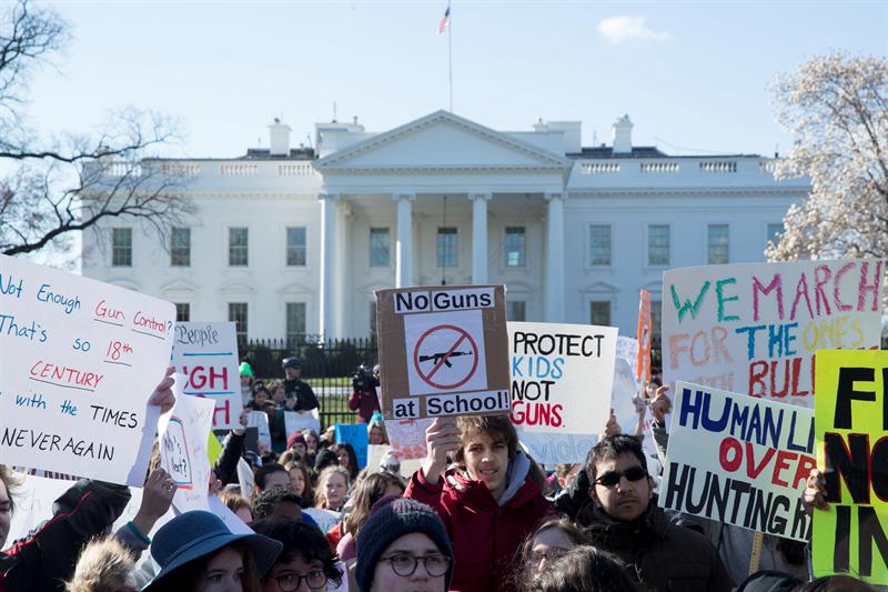 Estudiantes participan en el paro realizado a nivel nacional para protestar contra la violencia por armas de fuego, ante la Casa Blanca en Washington DC