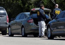 Descartan "nexos con el terrorismo" en explosiones en Texas Miembros del FBI investigan la relación de la explosión de este domingo en el área suroeste de Austin, Texas.