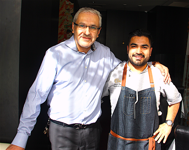 El&nbsp; Chef Diego S&aacute;nchez junto a Gandhi Kimia, Gerente del muy elegante UN Plaza Grill,&nbsp;frente al edificio de la Organizaci&oacute;n de las Naciones Unidas en Manhattan.&nbsp;