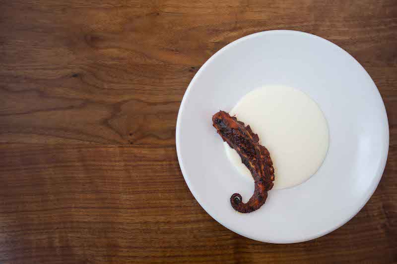 En las fiestas locales en Ecuador es muy conocida la &ldquo;carne en palito&rdquo;, que el Chef Jaramillo recrea con los sabores y aroma de su saz&oacute;n en este delicioso pulpo. Foto Kathryn M. Sheldon.