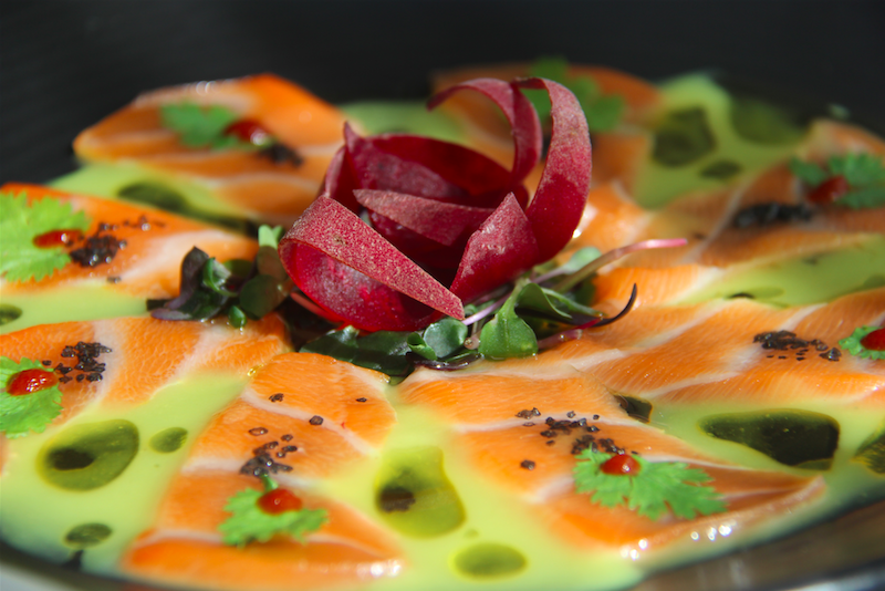 Entre las exquisitas creaciones del Chef S&aacute;nchez un ceviche de lenguado con jugo de naranja roja, sobre sand&iacute;a, con aguacate y caviar de trufa. Un Tiradito de salm&oacute;n sobre salsa de ra&iacute;z de apio con sal de mar negra.
