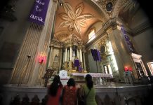 Miles de personas acudieron hoy a la visita de los siete templos, una tradición de más de 400 años en la ciudad de Guadalajara
