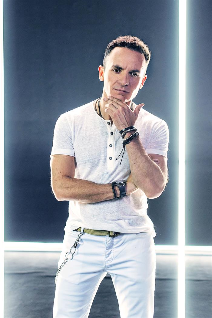 Fotograf&iacute;a promocional cedida por Prensa Fonseca muestra al cantautor Fonseca quien presenta "Simples corazones",
