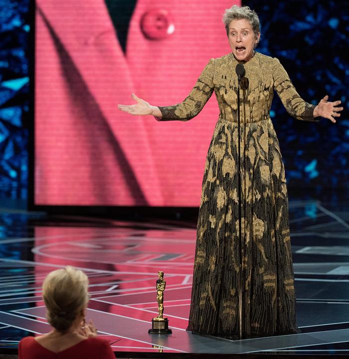 La actriz Frances McDormand (dcha) pronuncia un discurso tras ganar el &Oacute;scar a la mejor actriz por su papel en "Tres anuncios en las afueras" ("Three Billboards Outside Ebbing, Missouri") durante la 90 edici&oacute;n de los &Oacute;scar en el Dolby Theatre de Hollywood, California 