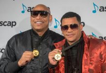 Visitante y Gente de Zona reconocidos por la ASCAP en Nueva York Alexander Delgado (d) y Randy Malcon Martínez (i), miembros de Grupo de Zona, posan el martes 6 de marzo de 2018, a su llegada a la ceremonia anual de entrega de los premios que la Sociedad Americana de Compositores, Autores y Editores (ASCAP) realizada en el Hotel Marriot Maquis de Nueva York.
