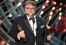 El director de cine mexicano Guillermo del Toro pronuncia un discurso tras ganar el Óscar a la mejor película por "La forma del agua" ("The Shade of Water") durante la 90 edición de los Óscar en el Dolby Theatre de Hollywood, California