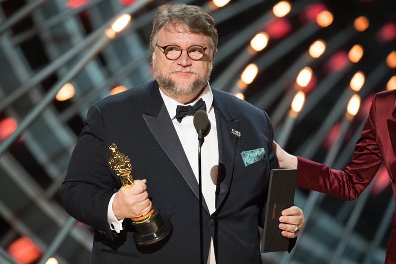 El director de cine mexicano Guillermo del Toro pronuncia un discurso tras ganar el &Oacute;scar a la mejor pel&iacute;cula por "La forma del agua" ("The Shade of Water") durante la 90 edici&oacute;n de los &Oacute;scar en el Dolby Theatre de Hollywood, California