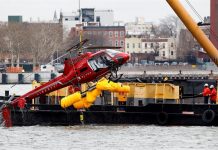 Lo que se sabe hasta el momento del accidente de helicóptero en Nueva York Una grúa saca un helicóptero en el estrecho del East River de Nueva York, Estados Unidos, el 12 de marzo del 2018, un día después de que se estrellara contra el agua.
