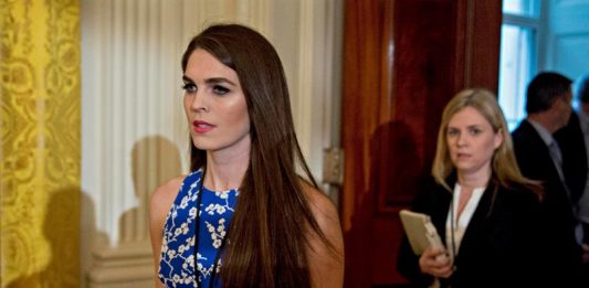 Foto de archivo de Hope Hicks (izq), la entonces directora de Comunicaciones Estratégicas de la Casa Blanca