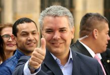 Iván Duque y Gustavo Petro, adelante en la carrera presidencial colombiana El candidato a la Presidencia de Colombia por el partido uribista Centro Democrático, Iván Duque