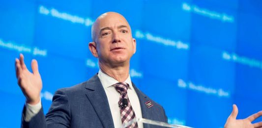 Fotografía de archivo fechada el 28 de enero de 2018, muestra al fundador de Amazon, Jeff Bezos,