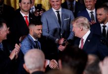 El presidente estadounidense Donald J. Trump (dcha) saluda a José Altuve (c), durante la recepción a los Astros de Houston, campeones de la Serie Mundial de béisbol, en la Casa Blanca