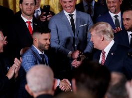 Tensión entre Trump y el venezolano Altuve marcaron la recepción de los Astros El presidente estadounidense Donald J. Trump (dcha) saluda a José Altuve (c), durante la recepción a los Astros de Houston, campeones de la Serie Mundial de béisbol, en la Casa Blanca