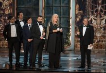 (De dcha a izq) Lee Unkrich, Darla K. Anderson y Adrian Molina reciben el Óscar a la mejor película de animación por "Coco" durante la 90 edición de los Óscar en el Dolby Theatre de Hollywood, California