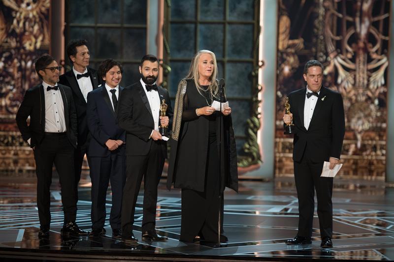 (De dcha a izq) Lee Unkrich, Darla K. Anderson y Adrian Molina reciben el &Oacute;scar a la mejor pel&iacute;cula de animaci&oacute;n por "Coco" durante la 90 edici&oacute;n de los &Oacute;scar en el Dolby Theatre de Hollywood, California 