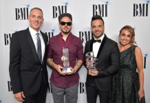 El presidente y director ejecutivo de BMI, Mike O’Neill, el cantante Residente, Luis Fonsi y Delia Orjuela vicepresidenta de Música Latina del departamento Creativo