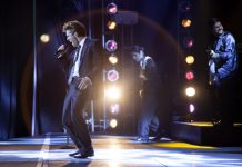 Telemundo y Netflix revelan primeras imágenes de la serie sobre Luis Miguel Fotograma cedido hoy, viernes 16 de febrero de 2018, por Netflix, donde aparece el actor mexicano Diego Boneta en el papel del cantante Luis Miguel, durante una escena de la producción "Luis Miguel, la serie".