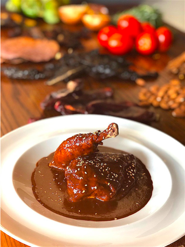 El pan que utiliza el Chef García para preparar mole, no tiene gluten al igual que todas las recetas que requieren pan. Su restaurante Guadalupe Inn tiene un menú 100% sin gluten.
