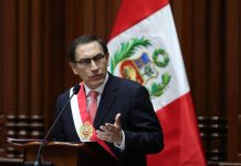 El ingeniero y empresario Martín Vizcarra jura como nuevo presidente de Perú hoy, viernes 23 de marzo de 2018, en el Congreso de la República del Perú, en Lima (Perú).