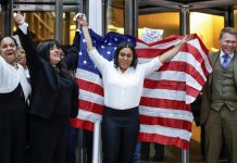 Hondureña consigue asilo en Estados Unidos La hondureña Maryori Urbina (c) celebra con su madre Tania Contreras (2i), el abogado Christopher Helt (d) y la activista por los derechos de los inmigrantes Julie Contreras (c-i) luego de salir de la Corte de Inmigración de Chicago