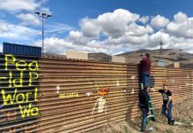 Fotografía del 11 de marzo donde muestra a varias personas visitando el muro fronterizo.