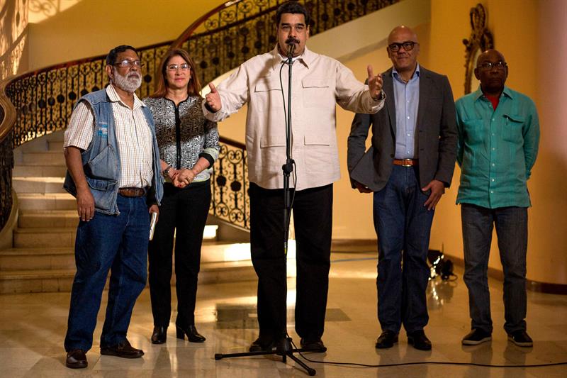 El presidente de Venezuela, Nicol&aacute;s Maduro (c), se dirige a la prensa durante un acto con el partido Patria Para Todos (PPT) acompa&ntilde;ado por el secretario general del PPT, Rafael Uzc&aacute;tegui (i); la primera dama venezolana Cilia Flores (2i); el ministro de Comunicaci&oacute;n, Jorge Rodr&iacute;guez (2d), y el vicepresidente de la Asamblea Nacional Constituyente (ANC), Arist&oacute;bulo Isturiz (d)
